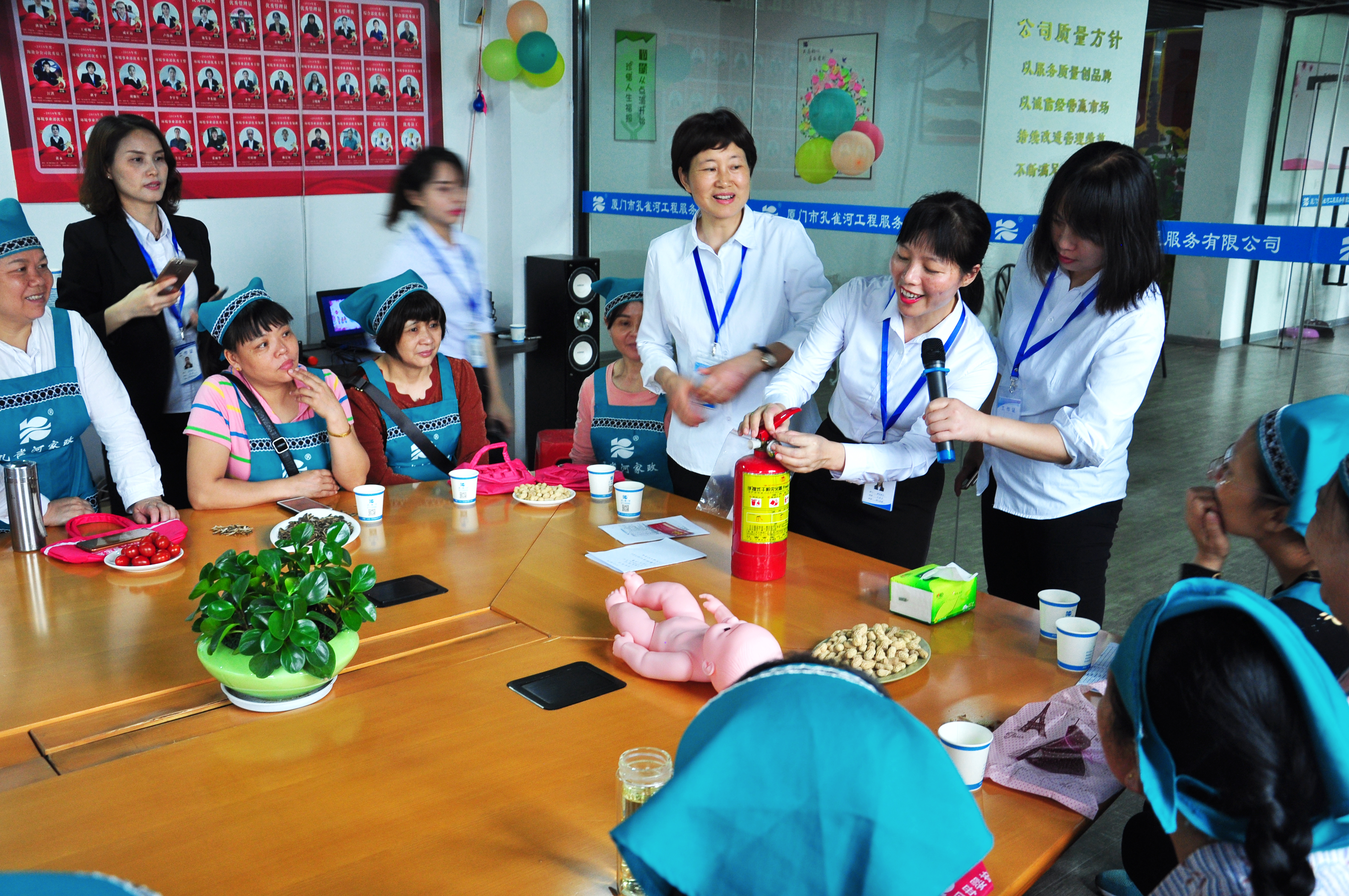 孔雀河家政員工十四年溫情陪護高齡雇主